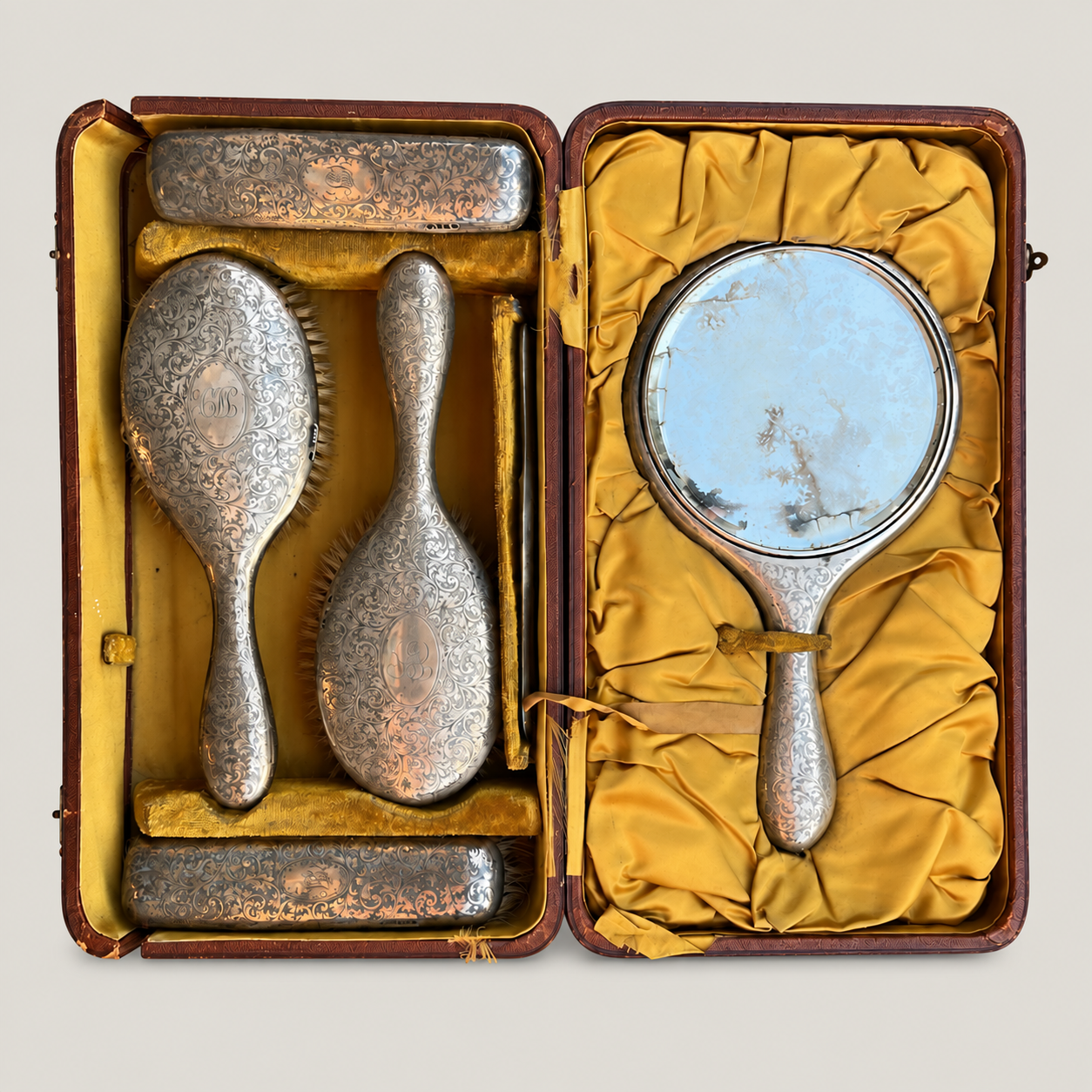 Nécessaire de toilette anglais en argent sterling, 1908 — photographie du catalogue MINERVE